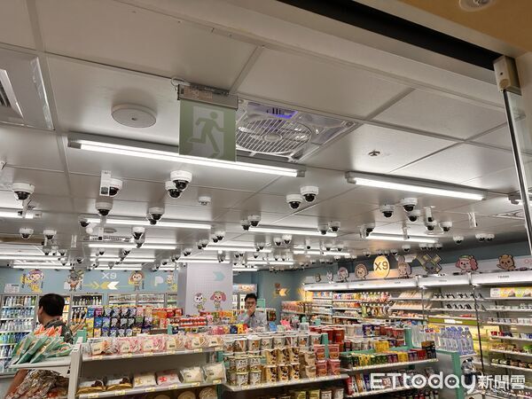 ▲▼7-ELEVEN再攜手工研院搶攻「I人商機」,於中央大學開設第三間未來超商「X-STORE 9」,採AI影像追蹤技術、140支攝影機與光學雷達實現「拿了就走、免掃碼」購物體驗。(圖/記者林育綾攝)