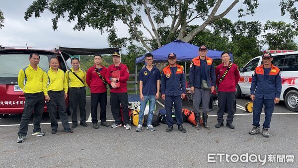 ▲台南市消防局第二大隊於虎頭山舉行山域救援訓練,模擬民眾登山失聯情境。(記者林東良翻攝,下同)