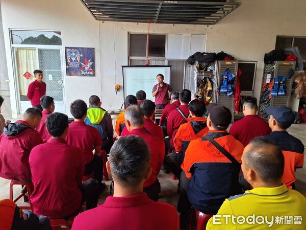 ▲台南市消防局第二大隊於虎頭山舉行山域救援訓練,模擬民眾登山失聯情境。(記者林東良翻攝,下同)