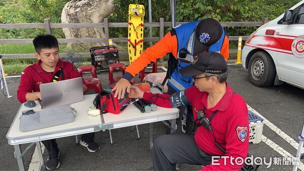 ▲台南市消防局第二大隊於虎頭山舉行山域救援訓練,模擬民眾登山失聯情境。(記者林東良翻攝,下同)