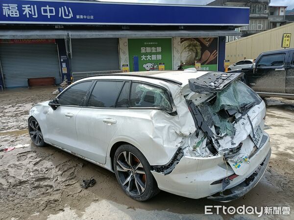 ▲▼被涉水救災的AAV7兩棲突擊車輾過黑色馬自達與白色瑞典坦克。(圖/記者游芳翻攝,下同)