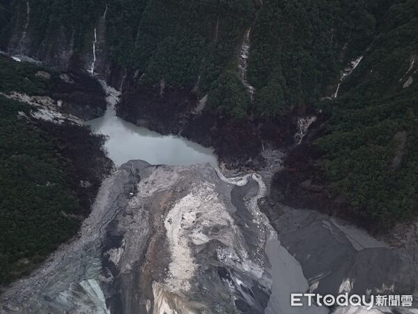 ▲▼馬太鞍溪堰塞湖溢流口下方約300公尺處新增一處堰塞湖。(圖/花蓮分署提供,下同)