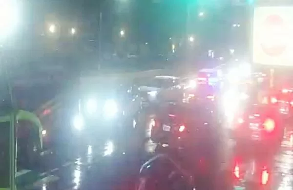 ▲桃園市林姓男子昨晚駕駛轎車行經桃園區桃鶯陸橋上時,突然拋錨導致後方車陣嚴重回堵。(圖/桃園警分局提供)