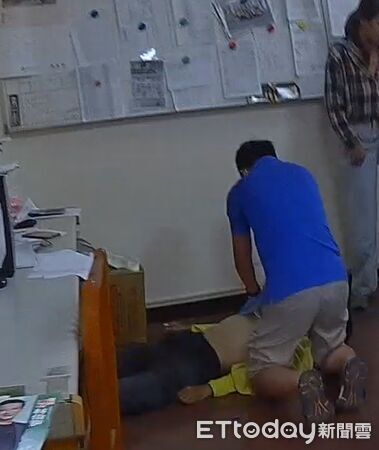 ▲仁德分隊與歸仁高級救護隊合力急救心肌梗塞患者成功恢復心跳。(記者林東良翻攝,下同)