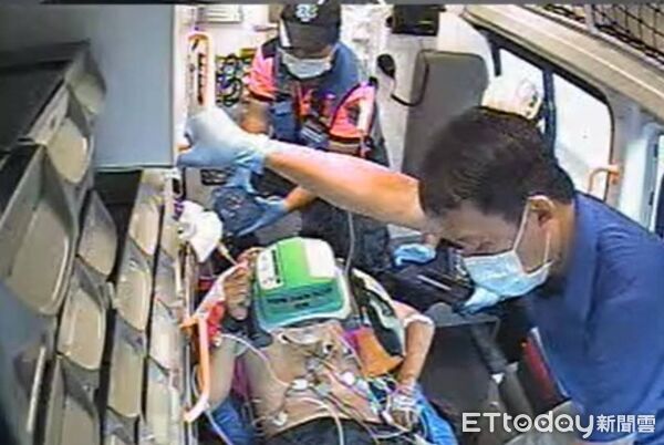 ▲仁德分隊與歸仁高級救護隊合力急救心肌梗塞患者成功恢復心跳。(記者林東良翻攝,下同)