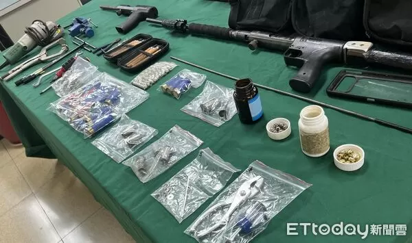 ▲▼蔡姓男子在橋頭區租下的一處農舍變身為「地下改槍工廠」遭警查獲,搜出槍彈和改造工具。(圖/記者吳世龍翻攝)