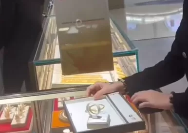 ▲陸童試戴的金手鐲。(圖/翻攝自微博)