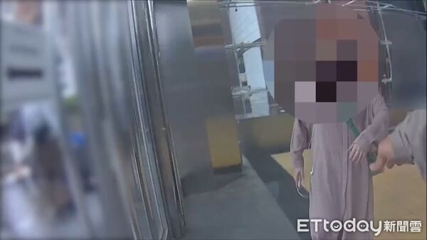 ▲南港警方逮捕車手彭女和收水成員楊男。(圖/記者張君豪翻攝)