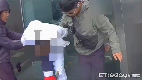 ▲南港警方逮捕車手彭女和收水成員楊男。(圖/記者張君豪翻攝)