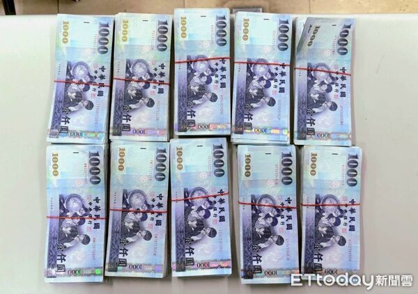 ▲南港警方逮捕車手彭女和收水成員楊男。(圖/記者張君豪翻攝)