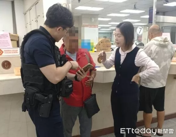 ▲簡姓男子要提領現金幫助朋友孫女還卡債,行員查覺有異,通知警方到場。(圖/大溪警分局提供)