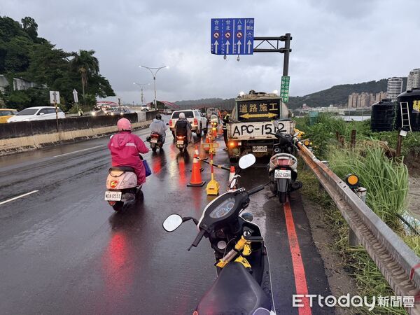 ▲▼疑因施工地面回填不平,北榮女護士騎機車行經自摔 。(圖/記者陳以昇翻攝)