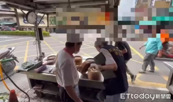 ▲▼高雄光華夜市名店出包!「蒸籠紙黏糊糊」殘留餃皮 店家認了:重複用。(圖/記者許宥孺翻攝)