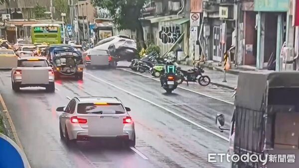 ▲13日下午北市松山區八德路發生六車連環追撞的重大交通事故,所幸僅4人輕傷。(圖/記者張君豪翻攝)