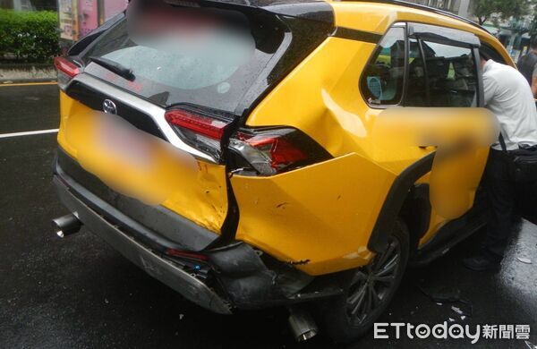 ▲13日下午北市松山區八德路發生六車連環追撞的重大交通事故,所幸僅4人輕傷。(圖/記者張君豪翻攝)