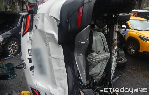 ▲13日下午北市松山區八德路發生六車連環追撞的重大交通事故,所幸僅4人輕傷。(圖/記者張君豪翻攝)