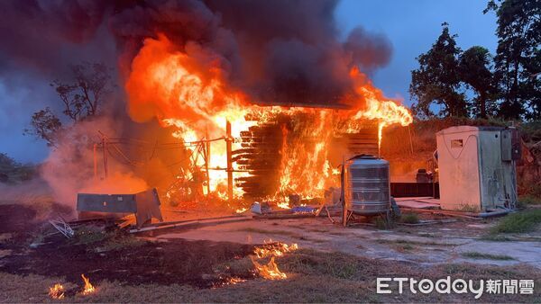 ▲台南後壁區上茄苳里木造平房傍晚起火全面燃燒,消防人員迅速撲滅。(記者林東良翻攝,下同)