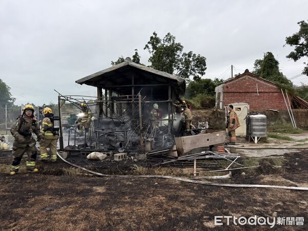 ▲台南後壁區上茄苳里木造平房傍晚起火全面燃燒,消防人員迅速撲滅。(記者林東良翻攝,下同)