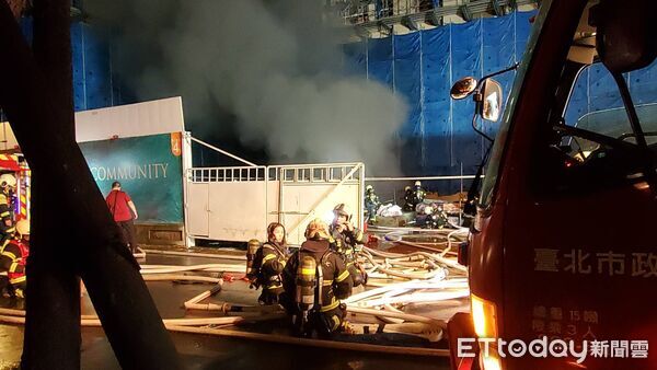 ▲▼北市松山區健康路工地地下室大火猛烈,黑煙沖天。(圖/記者黃彥傑攝)