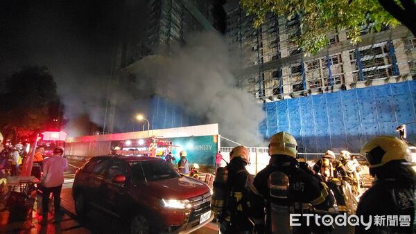 ▲▼北市松山區健康路工地地下室大火猛烈,黑煙沖天。(圖/記者黃彥傑攝)
