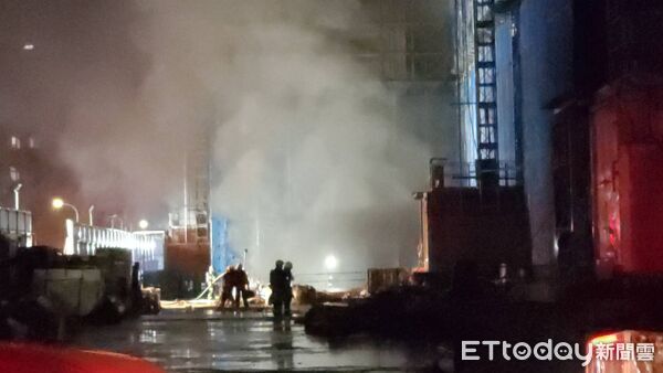 ▲▼北市松山區健康路工地地下室大火猛烈,黑煙沖天。(圖/記者黃彥傑攝)