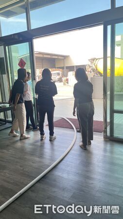 ▲台南麻豆區麻柚路資源回收廠中午發生火警,警義消合力撲滅,無人傷亡。(記者林東良翻攝,下同)