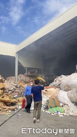 ▲台南麻豆區麻柚路資源回收廠中午發生火警,警義消合力撲滅,無人傷亡。(記者林東良翻攝,下同)