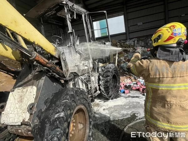 ▲台南麻豆區麻柚路資源回收廠中午發生火警,警義消合力撲滅,無人傷亡。(記者林東良翻攝,下同)