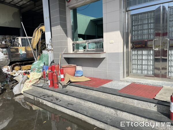 ▲台南麻豆區麻柚路資源回收廠中午發生火警,警義消合力撲滅,無人傷亡。(記者林東良翻攝,下同)