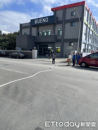 ▲台南麻豆區麻柚路資源回收廠中午發生火警,警義消合力撲滅,無人傷亡。(記者林東良翻攝,下同)