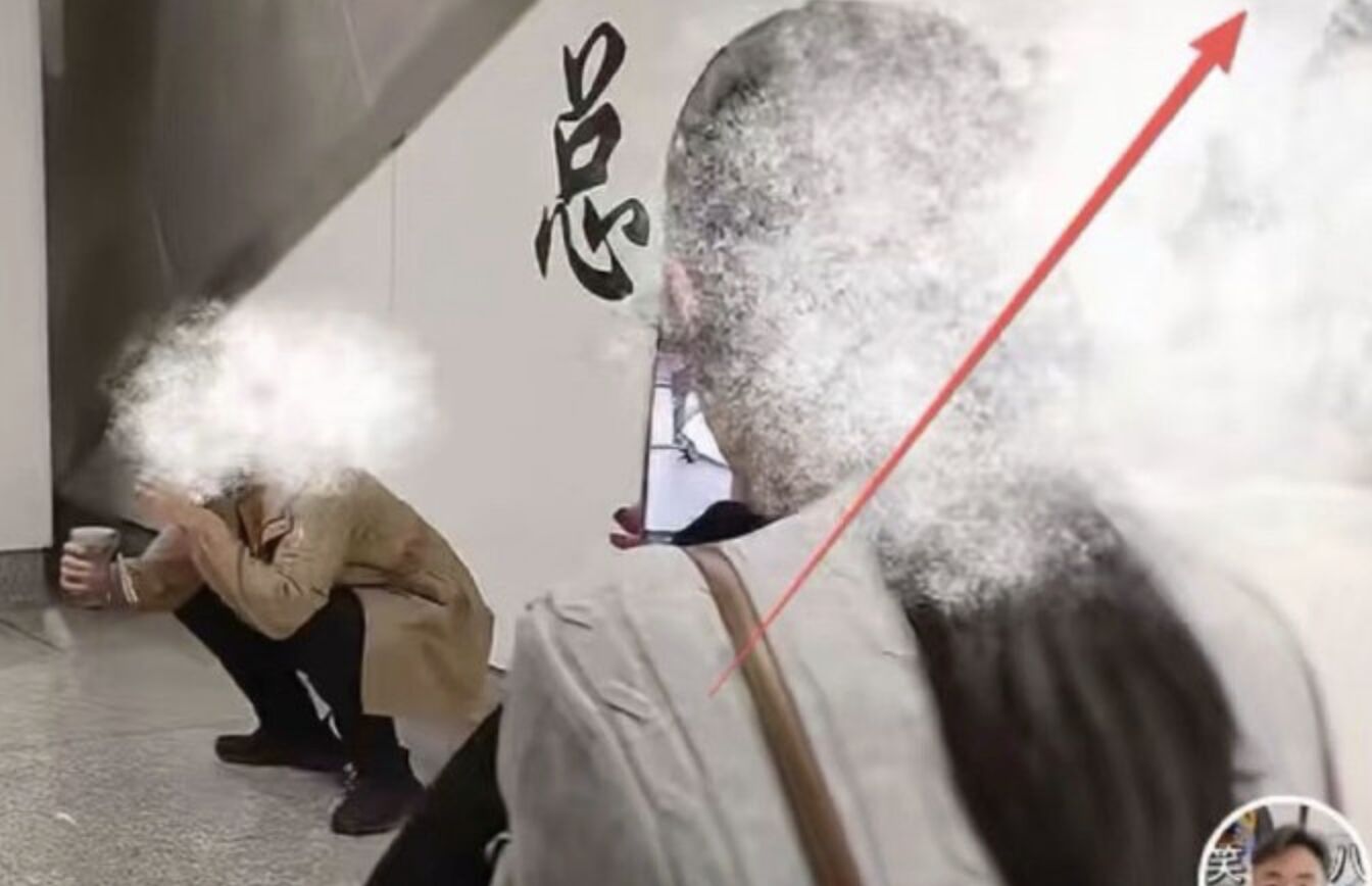 ▲一名男子在南寧地鐵站某處角落脫褲便便,該地竟成網友打卡朝聖點。(圖/翻攝微博)