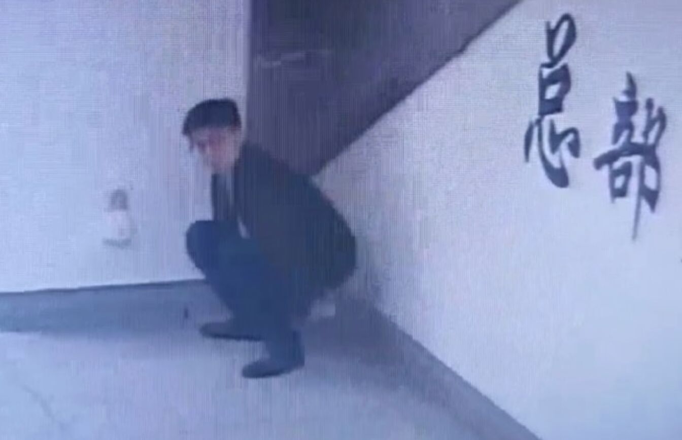 ▲一名男子在南寧地鐵站某處角落脫褲便便,該地竟成網友打卡朝聖點。(圖/翻攝微博)