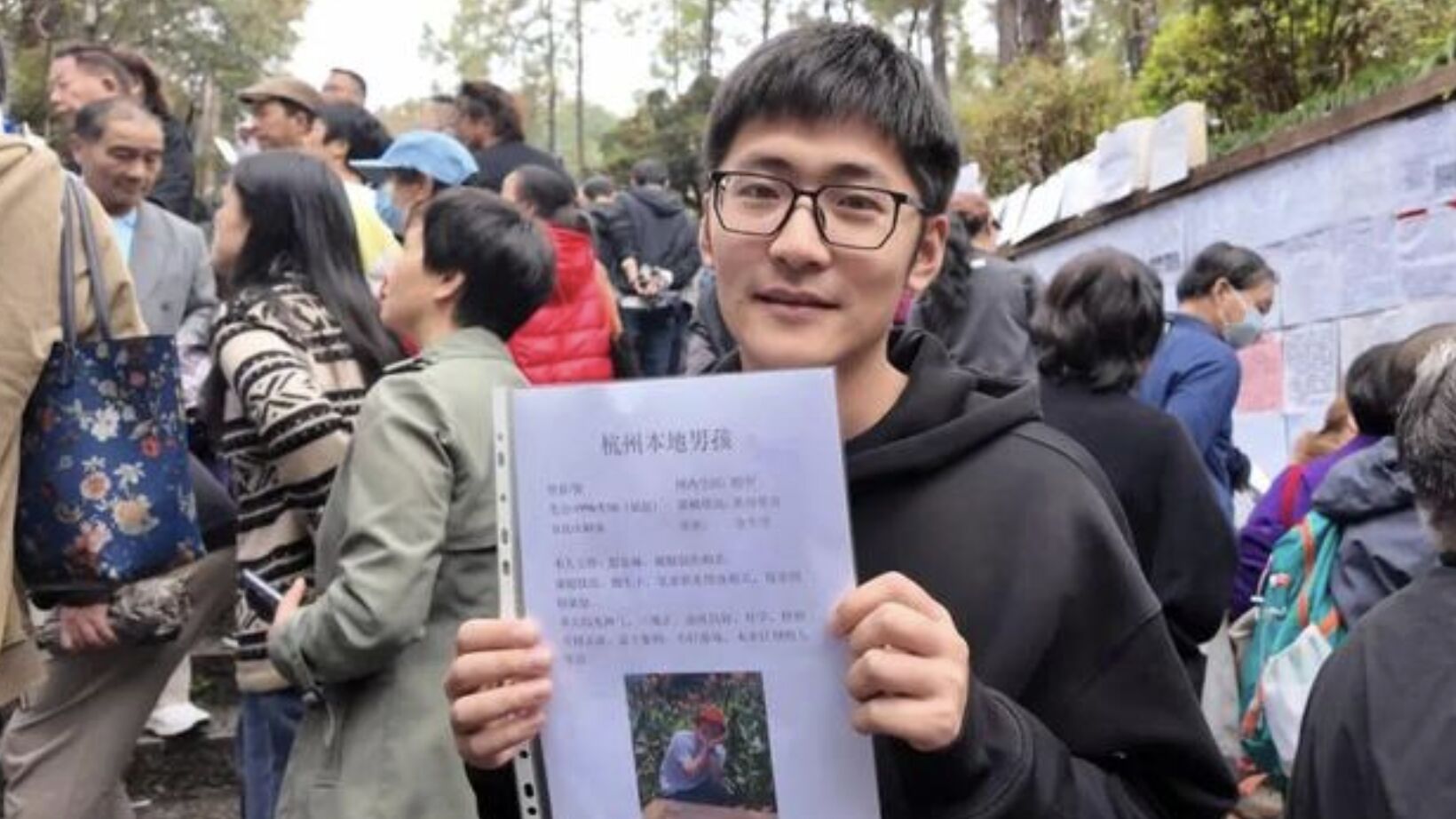 ▲29歲的媒體CEO潘天鴻前往杭州相親角,以反諷的方式「推銷自己」拍攝影片。(圖/翻攝第一財經)