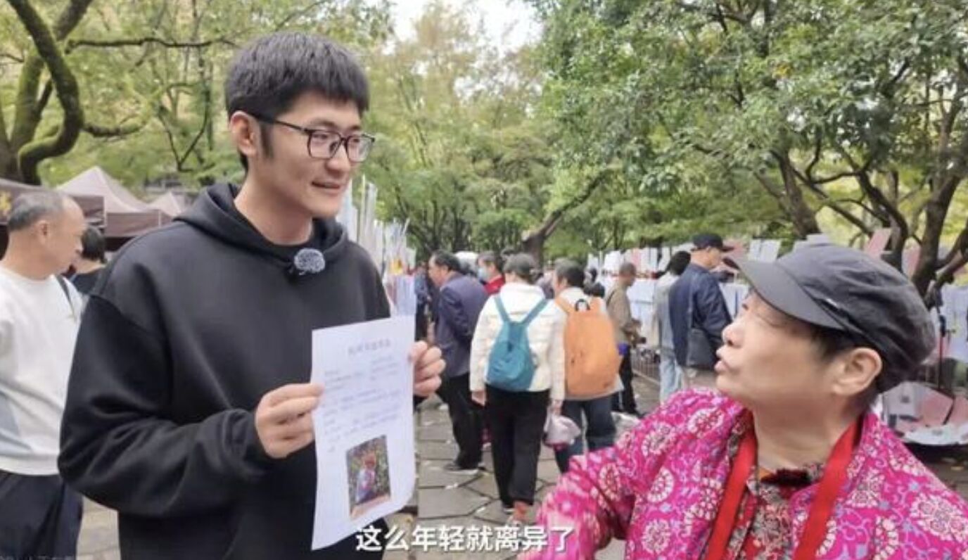 ▲29歲的媒體CEO潘天鴻前往杭州相親角,以反諷的方式「推銷自己」拍攝影片。(圖/翻攝第一財經)