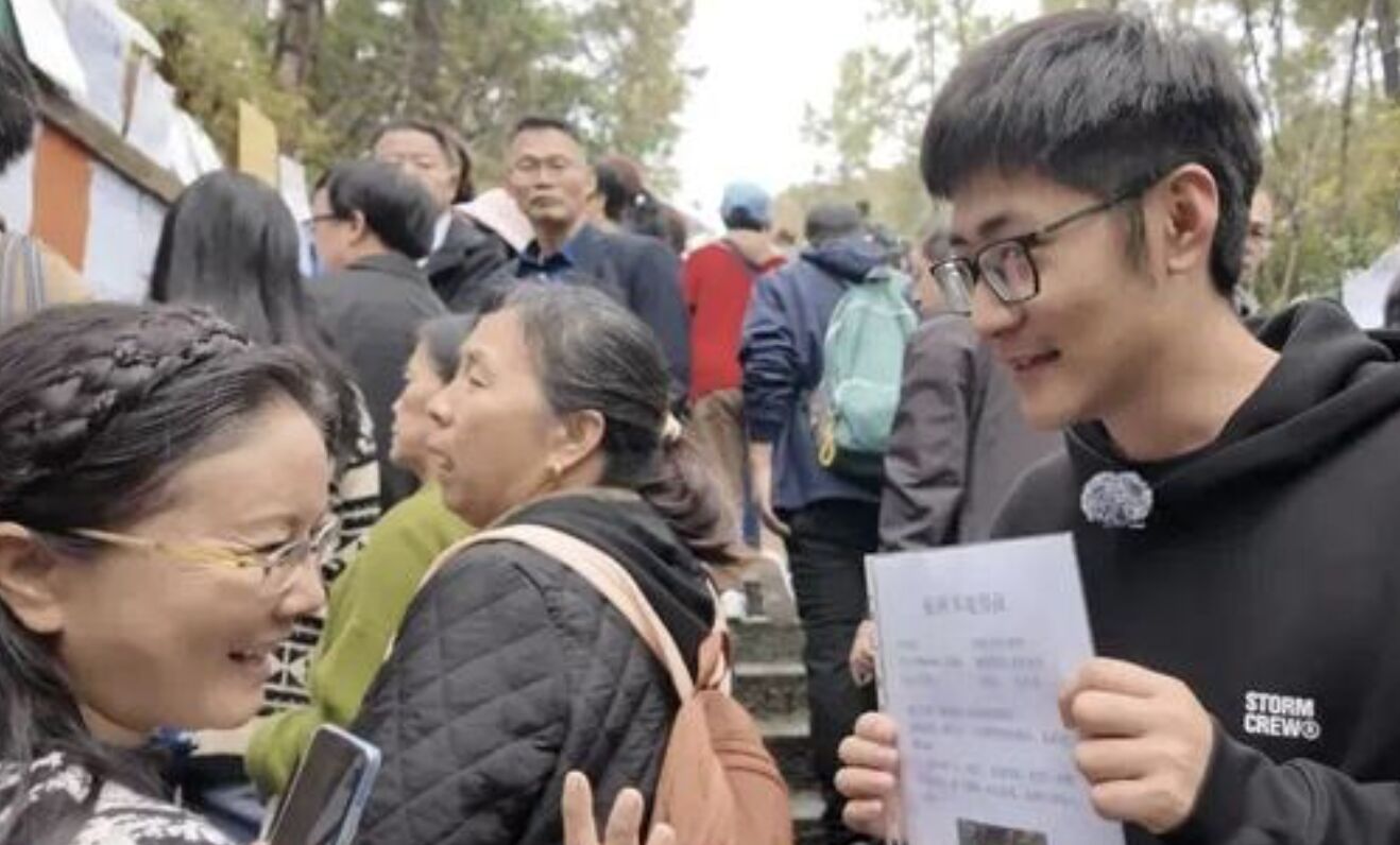 ▲29歲的媒體CEO潘天鴻前往杭州相親角,以反諷的方式「推銷自己」拍攝影片。(圖/翻攝第一財經)