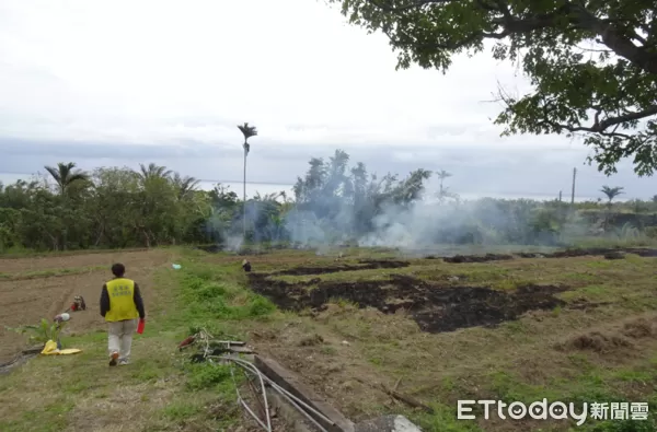 ▲台東縣環保局呼籲勿露天燃燒稻草。(圖/記者楊晨東翻攝)