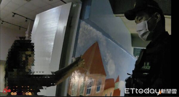 ▲東港警方協助女屋主脫困。(圖/記者陳崑福翻攝)