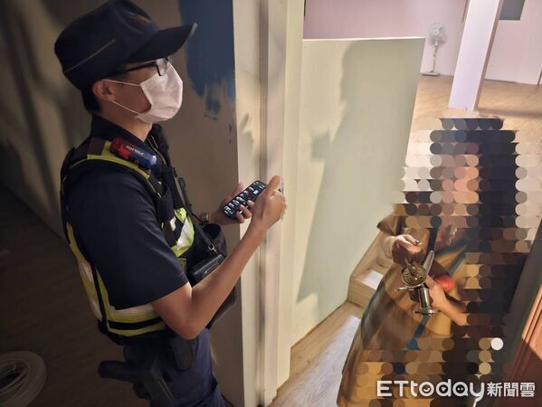 ▲東港警方協助女屋主脫困。(圖/記者陳崑福翻攝)