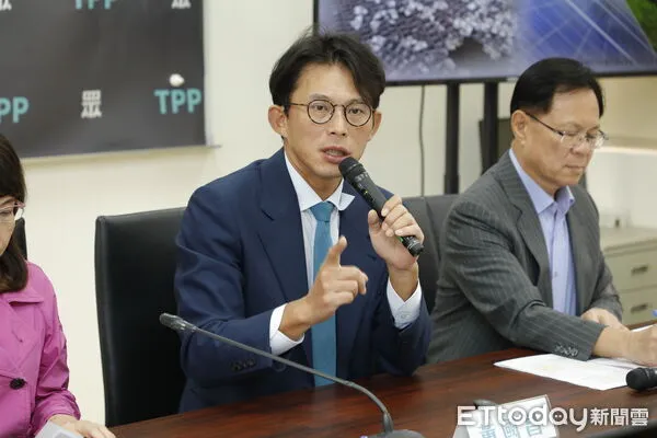 ▲▼民眾黨立法院黨團14日召開「能源轉型不該犧牲環境保護,修法完善創造三贏」記者會,黨團總召黃國昌、副總召張啟楷、幹事長陳昭姿、立委麥玉珍出席。(圖/記者湯興漢攝)