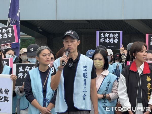 ▲▼桃園市空服員職業工會號召百人包圍民航局要求修法,終結過勞。(圖/記者李姿慧攝)