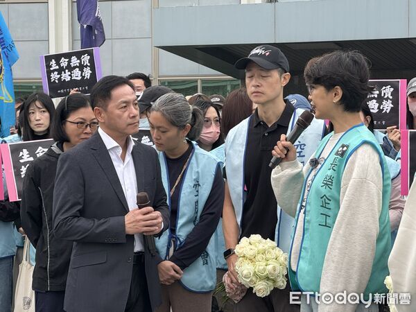 ▲▼桃園市空服員職業工會號召百人包圍民航局要求修法,終結過勞。(圖/記者李姿慧攝)