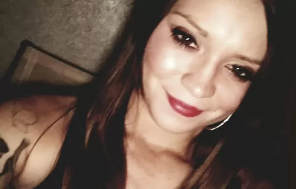 女在家遭「電鋸分屍」爆血慘死 男友驚恐自首:她被惡靈附身。(圖/翻攝自X)