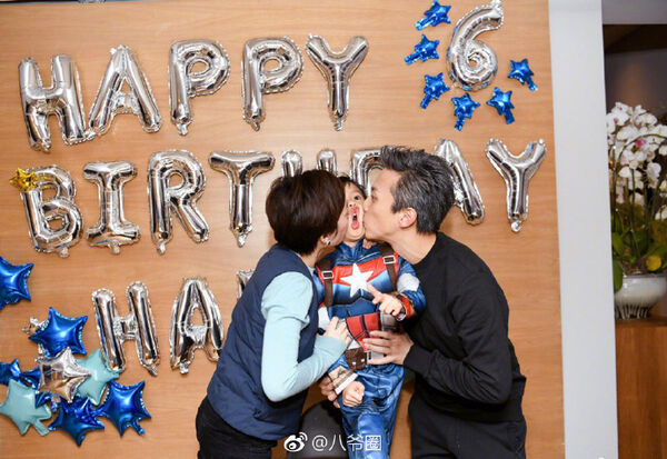 ▲▼鄧超與孫儷為大兒子等等慶祝14歲生日。(圖/翻攝自微博)