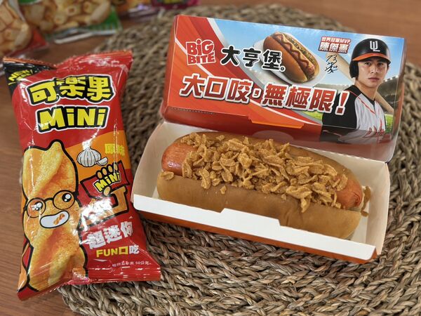 ▲▼7-ELEVEN 推薦大亨堡隱藏版創新吃法,加入可樂果、卡迪那隨手包,同步還有多款新品優惠。(圖/業者提供)