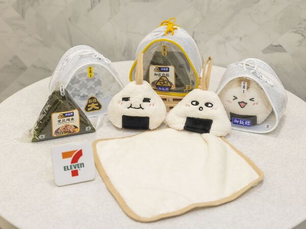 ▲▼7-ELEVEN 推薦大亨堡隱藏版創新吃法,加入可樂果、卡迪那隨手包,同步還有多款新品優惠。(圖/業者提供)