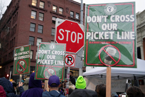 ▲▼ 星巴克紅杯日罷工。(圖/路透)