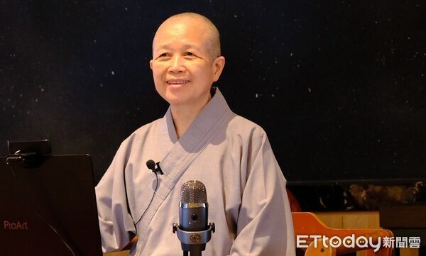 ▲釋昭慧認為政客爭先大撒幣非人民之福,且讓台灣人被認為「很愛錢」,這並非好事。(圖/引自釋昭慧臉書)