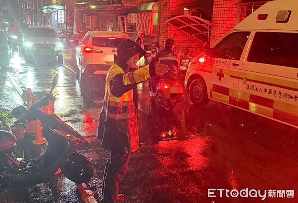 ▲警方為救護倒臥在地婦人,在狹窄巷弄進行交通管制交通管制。(圖/楊梅警分局提供)