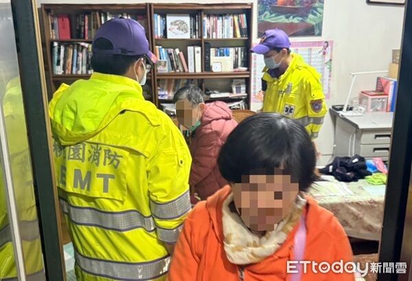 ▲▼解開五段式鐵門後救護人員立即對王婦施救。(圖/楊梅警分局提供)