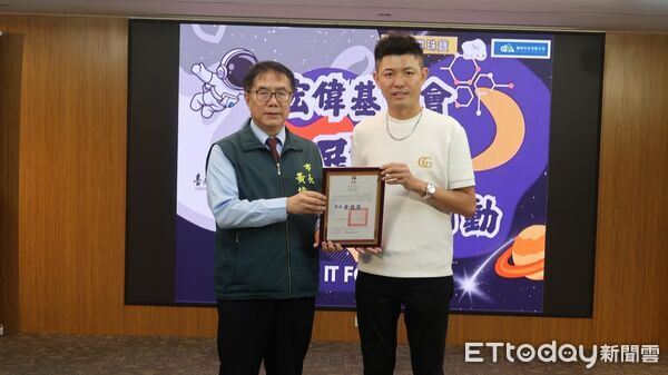 ▲「展翼關懷行動」捐贈儀式於市府舉行,善心人士捐助349.5萬元支援23校特教助理員。(記者林東良翻攝,下同)